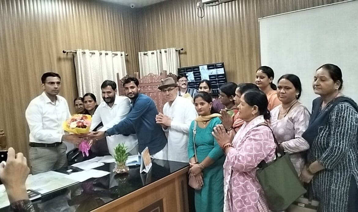फ्राड चिट फंड कंपनी पर कार्रवाई हेतु डीएम से मिली रीजनल पार्टी-Newsnetra 5 img 20240918 wa002723743923566490172