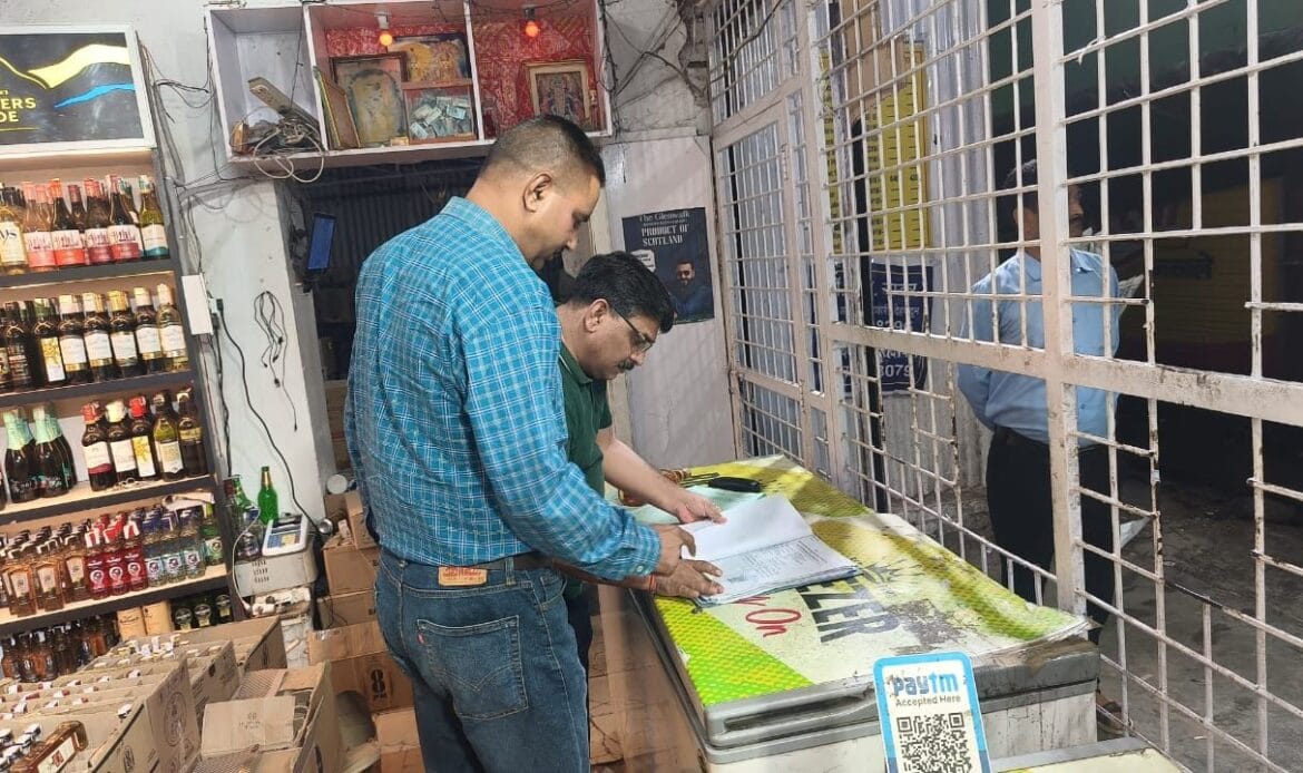 देहरादून में शराब दुकानों पर छापेमारी: अनियमितताओं का खुलासा, लाखों का जुर्माना- Newsnetra <br> 4 img 20240918 wa00367745531866886822674