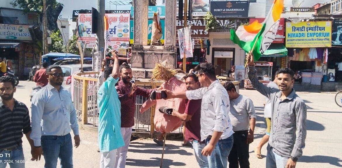 राहुल गांधी के खिलाफ अपशब्दों पर यूथ कांग्रेस का विरोध, भाजपा सरकार का पुतला दहन किया -Newsnetra 8 img 20240919 wa00327680873603907340968