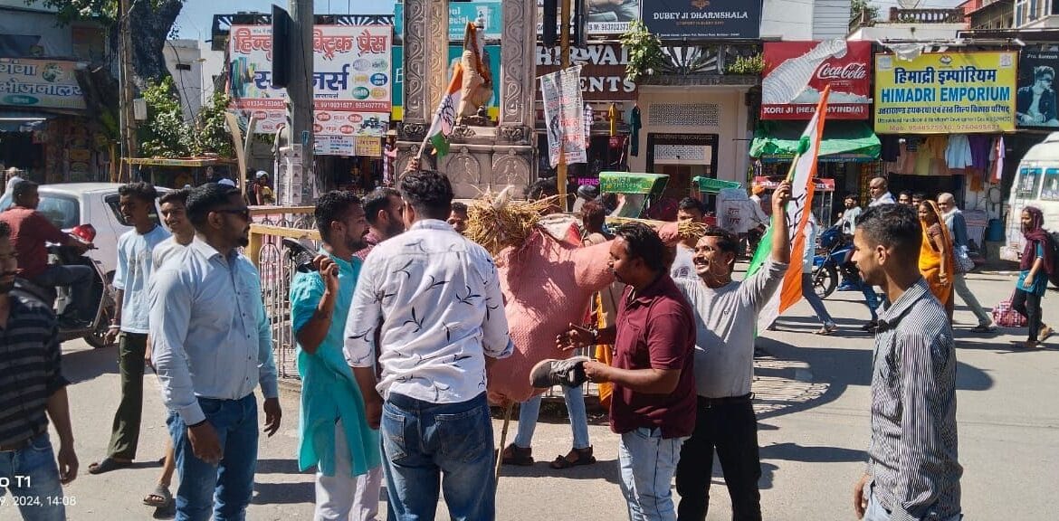 राहुल गांधी के खिलाफ अपशब्दों पर यूथ कांग्रेस का विरोध, भाजपा सरकार का पुतला दहन किया -Newsnetra 6 img 20240919 wa00389040453169670397881
