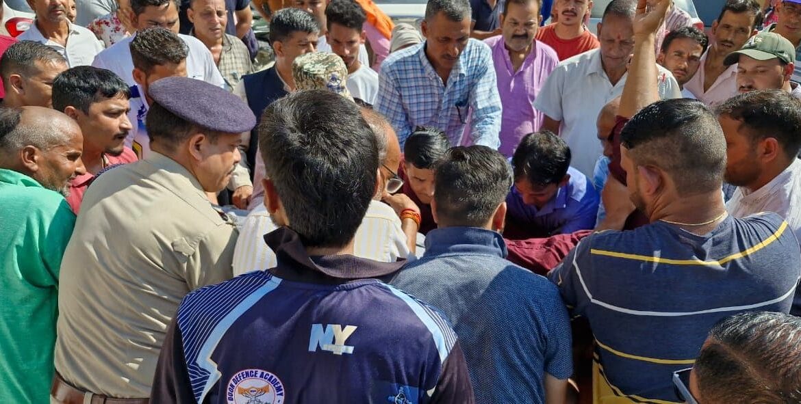 उत्तराखंड सड़क दुर्घटना: गाड़ी पलटने से 11 शिक्षक घायल, चालक की हालत गंभीर-Newsnetra 6 img 20240923 wa00026628689414219838228
