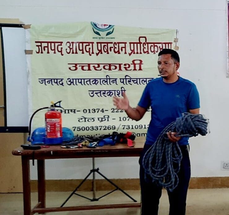 उत्तरकाशी में आपदा प्रबंधन प्रशिक्षण: प्राकृतिक आपदाओं से निपटने की दिशा में एक महत्वपूर्ण कदम-Newsnetra 13 img 20240927 wa00117270929443338176062