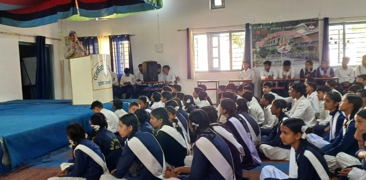 पुरोला में पुलिस ने स्कूली छात्र/छात्राओं को किया नशा, साइबर यातायात व अन्य सामाजिक कुरीतियों के प्रति जागरुक-Newsnetra 8 img 20240928 wa00401249373929444756928