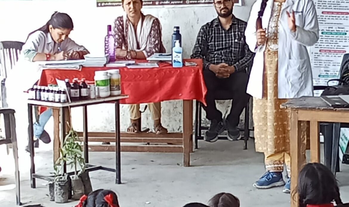 आयुष विंग दिचली द्वारा आयोजित आयुर्वेदिक कैंप: छात्रों को स्वास्थ्य और औषधीय पौधों की जानकारी-Newsnetra 4 img 20240928 wa00815038606482371677151