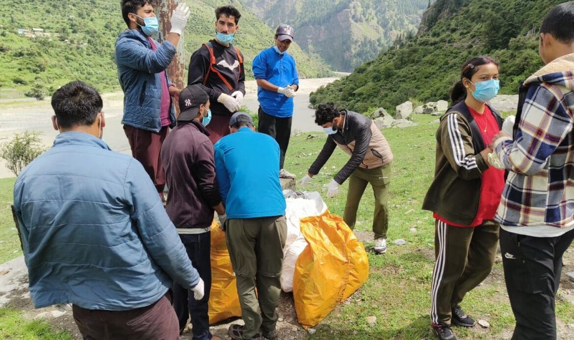 उत्तरकाशी के भटवाड़ी ब्लॉक के अंतर्गत झाला गांव में धन्यवाद प्रकृति’ अभियान, स्वच्छता के क्षेत्र में एक सराहनीय पहल-Newsnetra 11 img 20240929 wa00528276939550856076038