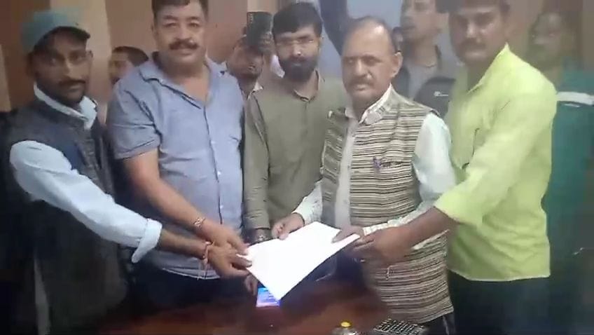उत्तरकाशी परिसीमन विवाद: वार्ड परिवर्तन पर ग्रामीणों का प्रशासन के खिलाफ हंगामा-Newsnetra 5 img 20240928 232423198439280791807667759