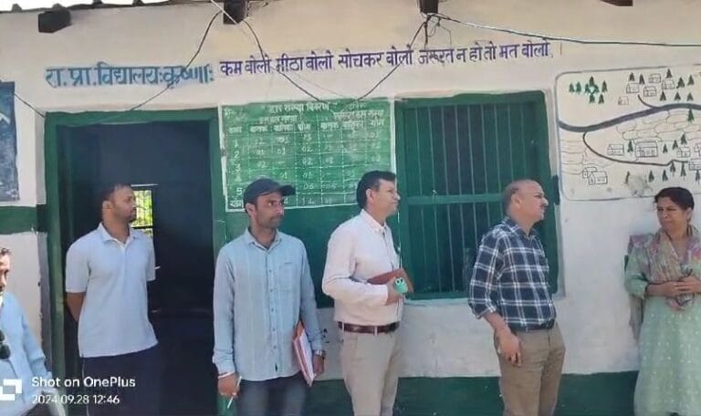 नौगांव विकास खंड के डाण्डाल गांव निकट अमृत सरोवर का मुख्य विकास अधिकारी श्री एस० एल० सेमवाल ने स्थलीय निरीक्षण कर जायजा लिया-Newsnetra 7 img 20240929 131350021427438590154622940