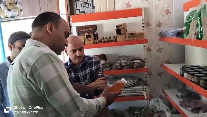 नौगांव विकास खंड के डाण्डाल गांव निकट अमृत सरोवर का मुख्य विकास अधिकारी श्री एस० एल० सेमवाल ने स्थलीय निरीक्षण कर जायजा लिया-Newsnetra 4 img 20240929 131353454082198449598676571
