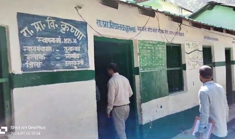 नौगांव विकास खंड के डाण्डाल गांव निकट अमृत सरोवर का मुख्य विकास अधिकारी श्री एस० एल० सेमवाल ने स्थलीय निरीक्षण कर जायजा लिया-Newsnetra 5 img 20240929 131402973751706299486205856