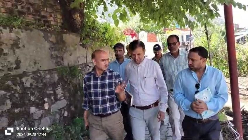 नौगांव विकास खंड के डाण्डाल गांव निकट अमृत सरोवर का मुख्य विकास अधिकारी श्री एस० एल० सेमवाल ने स्थलीय निरीक्षण कर जायजा लिया-Newsnetra 6 img 20240929 131410006264102167178717648
