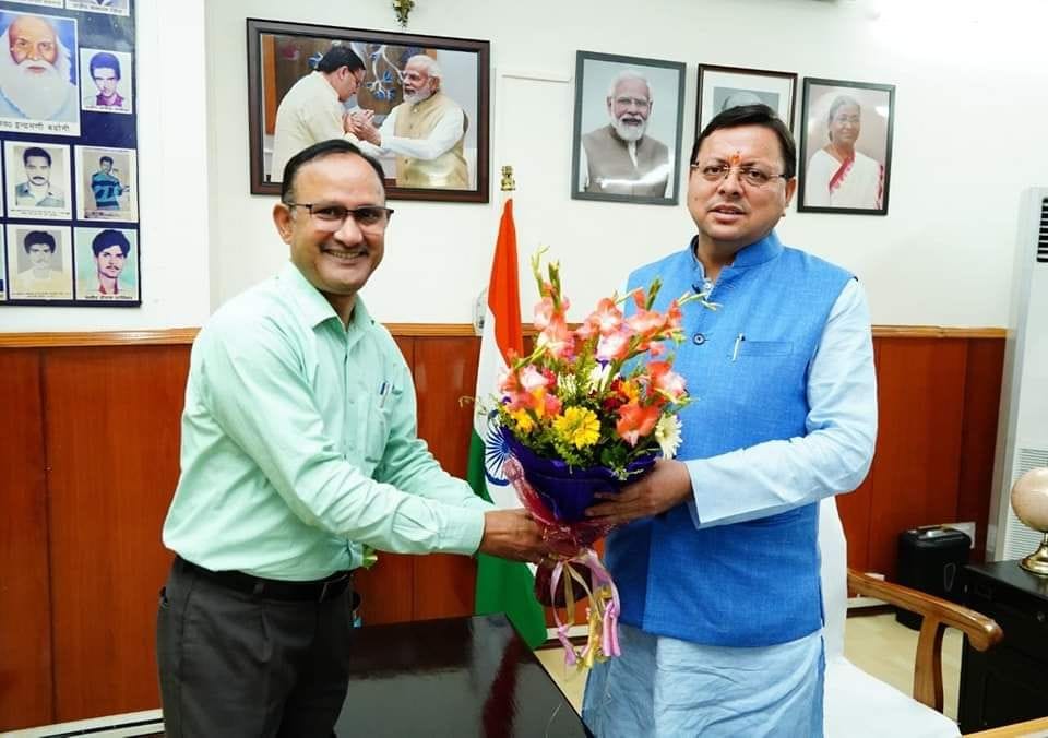 39 वर्षों की सेवा के बाद अपर सचिव मुकेश थपलियाल को मुख्यमंत्री कार्यालय ने दी भावभीनी विदाई-Newsnetra 4 fb img 17278011161676543266669134595350