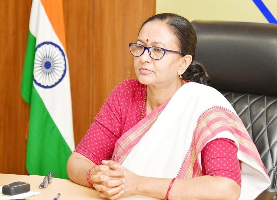 प्रधानमंत्री ग्राम सड़क योजना के तहत निर्मित ग्रामीण मार्गों के रखरखाव पर सीएस ने दिए स्पष्ट निर्देश-Newsnetra 4 fb img 17285783551336217353886579349013