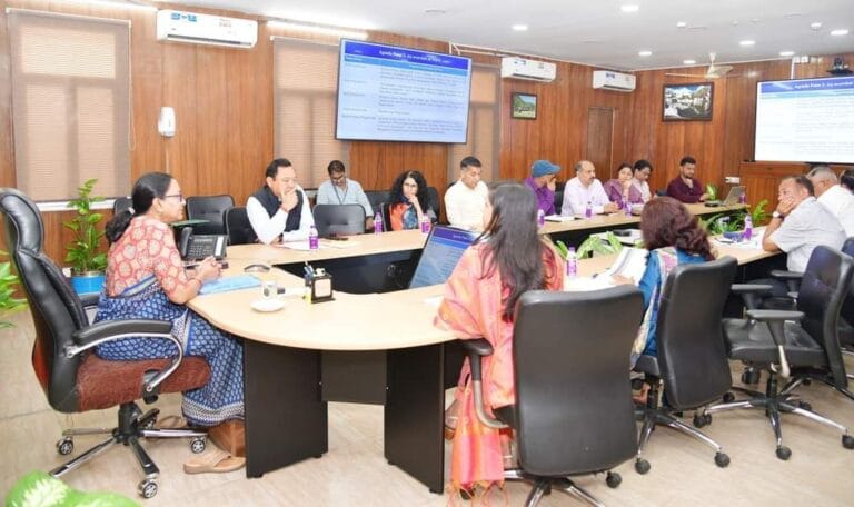 मुख्य सचिव राधा रतूड़ी की अध्यक्षता में आज उत्तराखण्ड स्वास्थ्य एवं परिवार कल्याण समिति की 12वीं गवर्निंग बॉडी की बैठक आयोजित की गई-Newsnetra 5 fb img 17296235816098892262743561812154