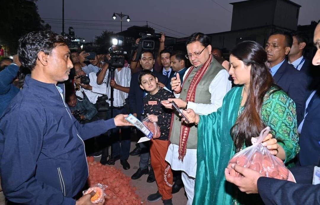 दीपावली पर मुख्यमंत्री धामी का स्थानीय कारीगरों को समर्थन: मिट्टी के दीयों की खरीदारी से 'वोकल फॉर लोकल' का दिया संदेश-Newsnetra 5 fb img 17303117067602075244817710782537