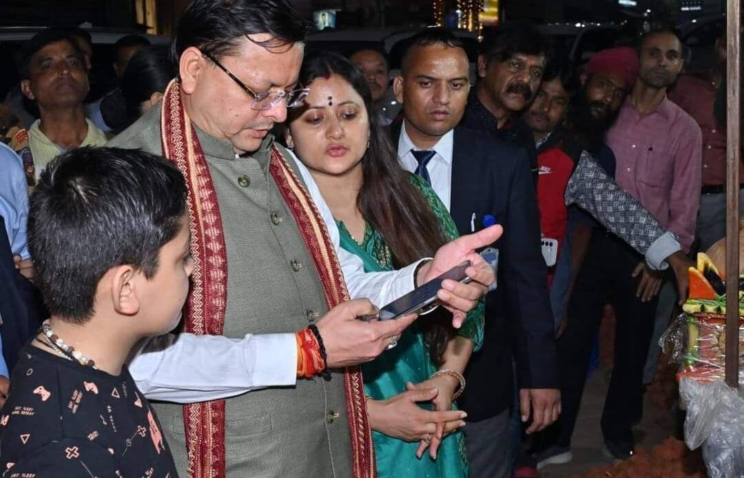 दीपावली पर मुख्यमंत्री धामी का स्थानीय कारीगरों को समर्थन: मिट्टी के दीयों की खरीदारी से 'वोकल फॉर लोकल' का दिया संदेश-Newsnetra 6 fb img 173031171013928048030582114926