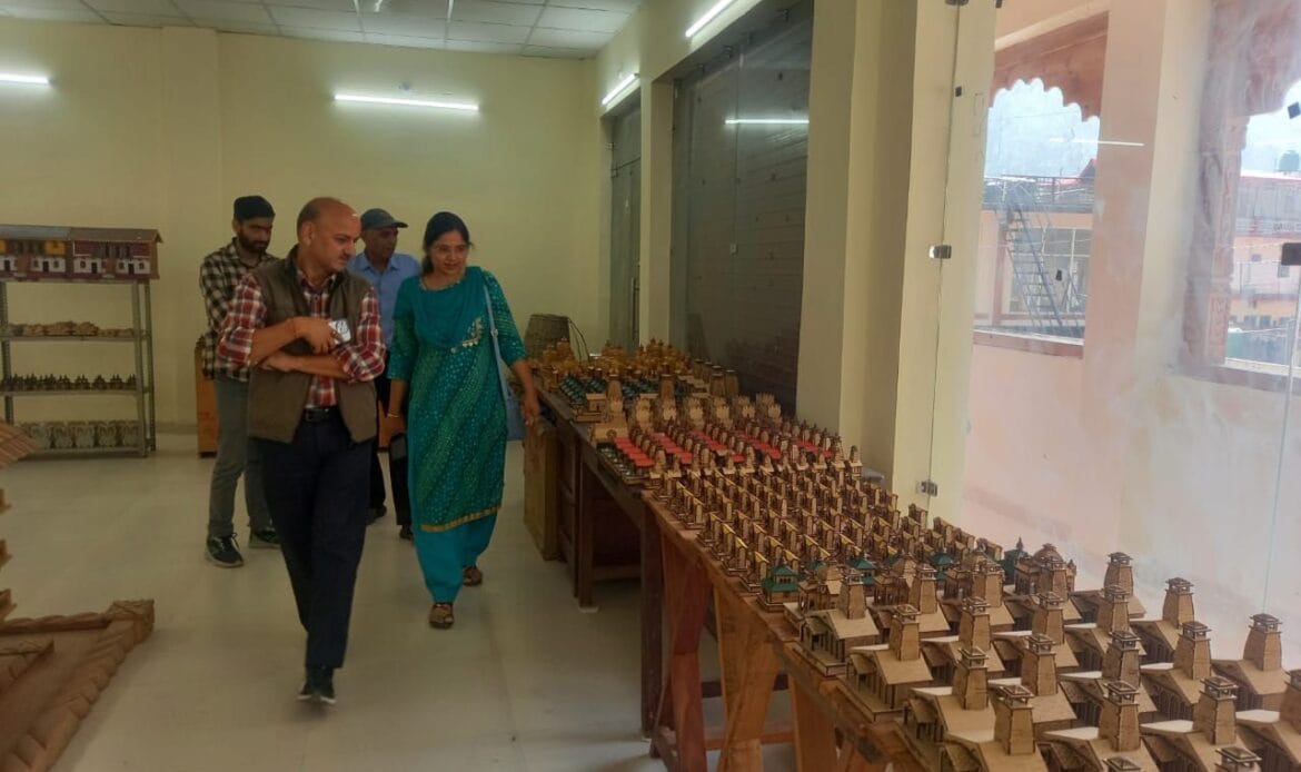 लघु उद्योगों व आजीविका संवर्धन के क्षेत्र में हस्तशिल्पियों व बुनकरों के लिये आय सृजन अपार सम्भावनाएं-Newsnetra 5 img 20241009 wa00103901985996815932938