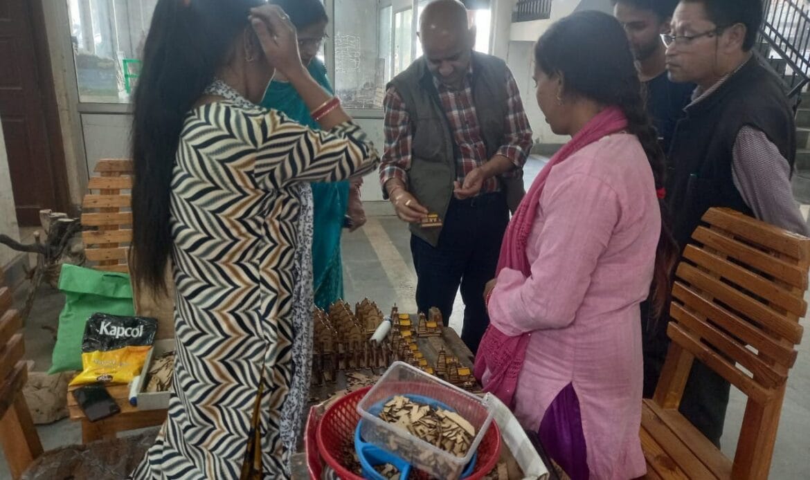 लघु उद्योगों व आजीविका संवर्धन के क्षेत्र में हस्तशिल्पियों व बुनकरों के लिये आय सृजन अपार सम्भावनाएं-Newsnetra 4 img 20241009 wa00117111909542129789627