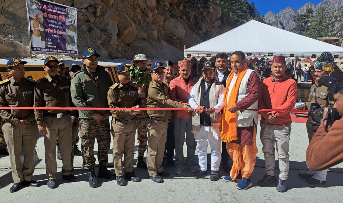 रक्षामंत्री राजनाथ सिंह के द्वारा वर्चुअल माध्यम से 75 बुनियादी ढांचा परियोजनाएं राष्ट्र को समर्पित किए-Newsnetra 6 img 20241012 wa00226843054545542961442