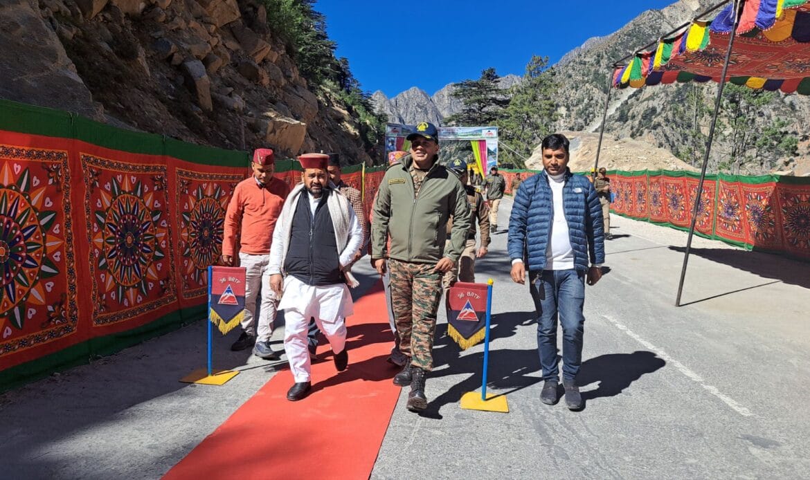 रक्षामंत्री राजनाथ सिंह के द्वारा वर्चुअल माध्यम से 75 बुनियादी ढांचा परियोजनाएं राष्ट्र को समर्पित किए-Newsnetra 4 img 20241012 wa00244558555237819101542