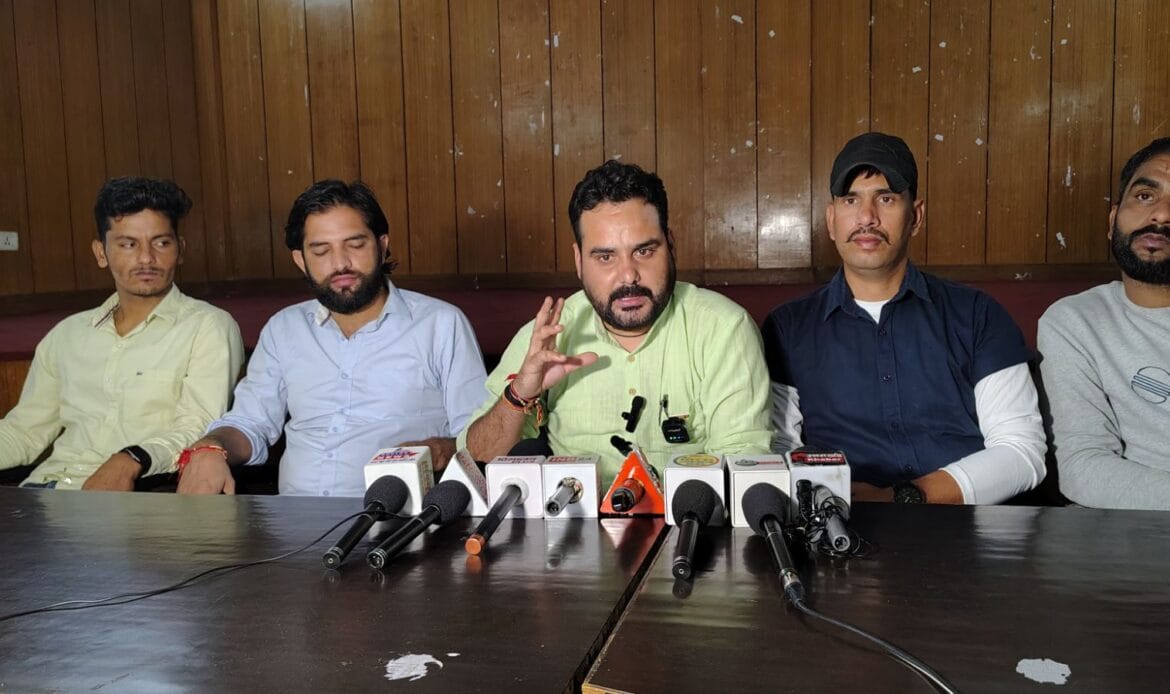 उत्तराखंड बेरोजगार संघ के अध्यक्ष बॉबी पंवार ने यूपीसीएल डायरेक्टर पर भ्रष्टाचार के गंभीर आरोप लगाए-Newsnetra 9 img 20241016 wa0005435870899981685668
