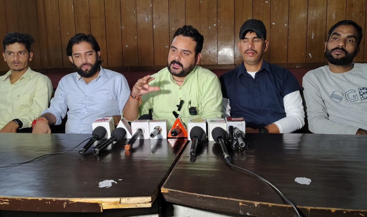 उत्तराखंड बेरोजगार संघ के अध्यक्ष बॉबी पंवार ने यूपीसीएल डायरेक्टर पर भ्रष्टाचार के गंभीर आरोप लगाए-Newsnetra 11 img 20241016 wa00094580792426594858029