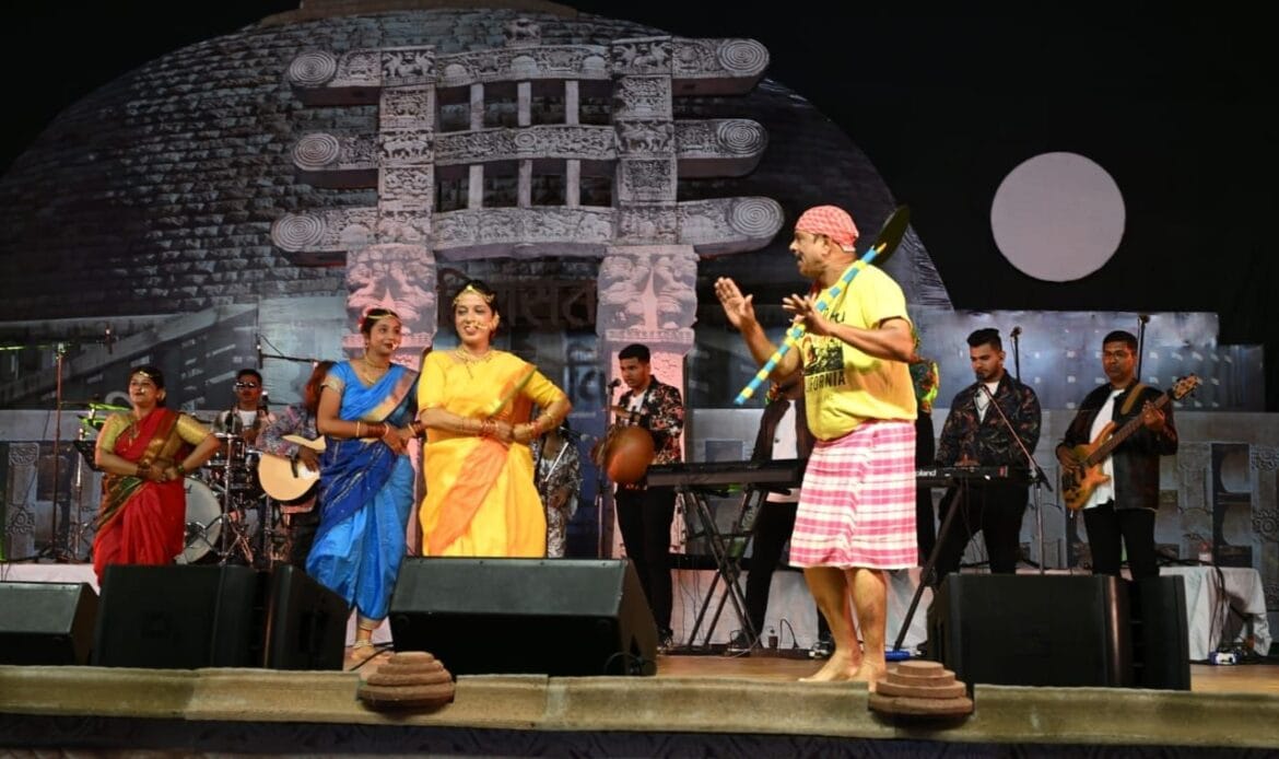 गोवा की सांस्कृतिक हस्तियां : संगबोरती दास का मग्न मुग्ध करने वाला शास्त्रीय संगीत और पं. राजेंद्र गंगानी के कथक नृत्य बने 'विरासत' के चश्मदीद गवाह-Newsnetra 8 img 20241016 wa00272946348635515708202
