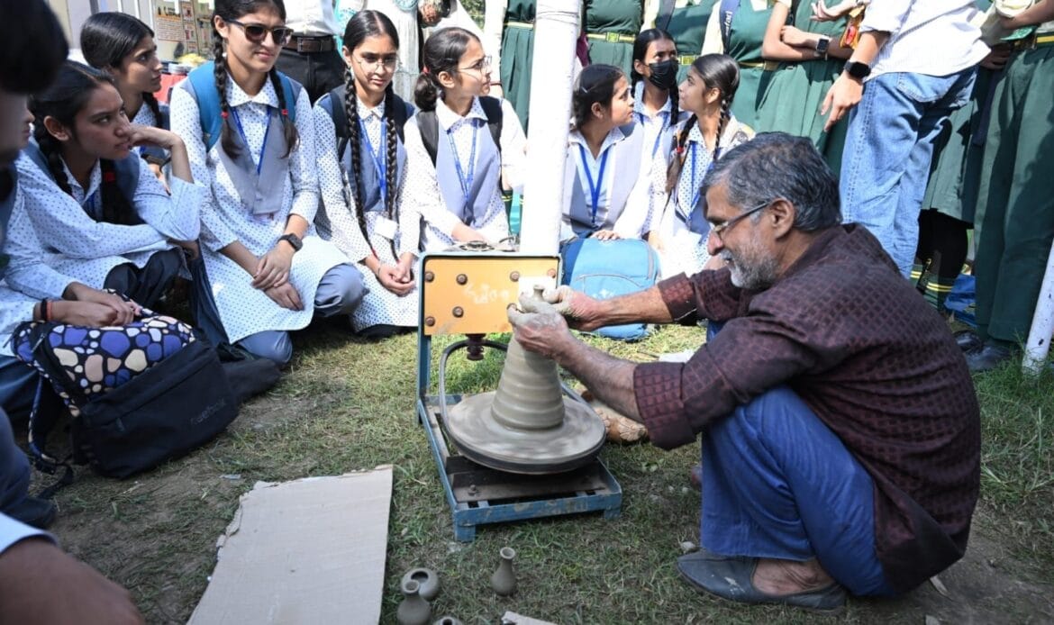 गोवा की सांस्कृतिक हस्तियां : संगबोरती दास का मग्न मुग्ध करने वाला शास्त्रीय संगीत और पं. राजेंद्र गंगानी के कथक नृत्य बने 'विरासत' के चश्मदीद गवाह-Newsnetra 15 img 20241016 wa00475496541255948180285