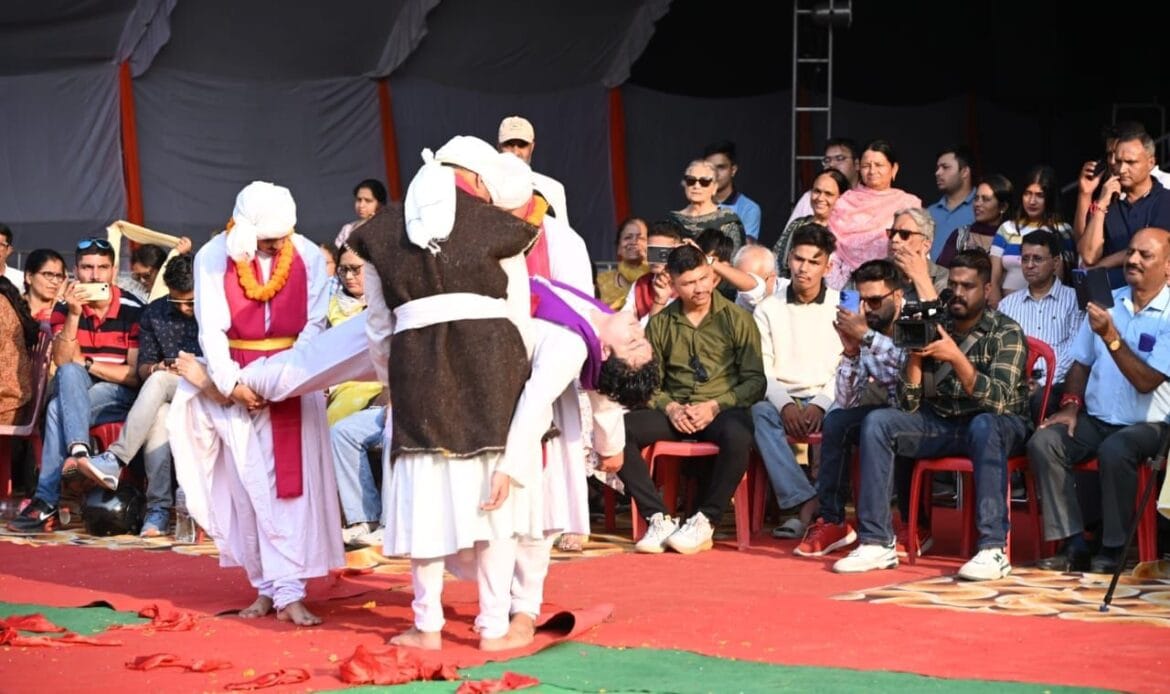 विरासत आर्ट एंड हेरीटेज फेस्टिवल-2024 का शानदार रहा पांचवा दिन, विरासत में छाया 'अभिमन्यु' का चक्रव्यूह-Newsnetra 24 img 20241019 wa00392676371170311141170