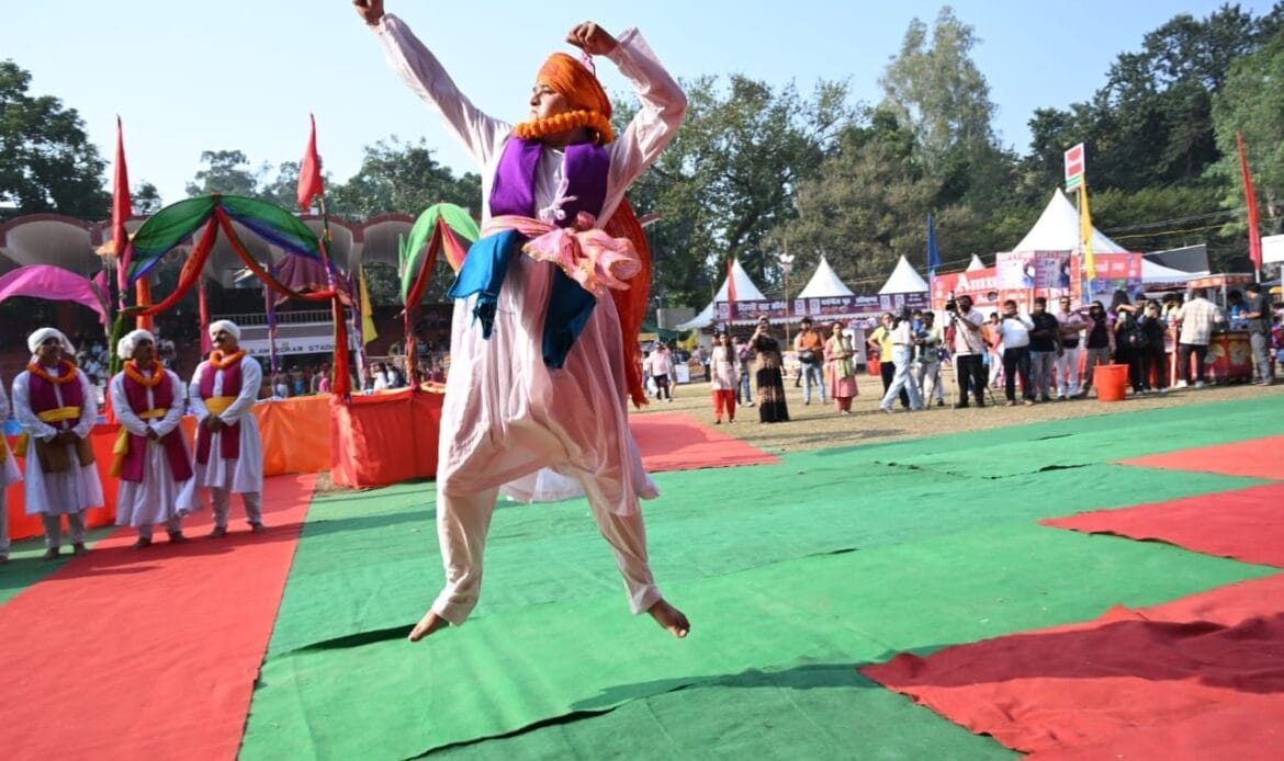 विरासत आर्ट एंड हेरीटेज फेस्टिवल-2024 का शानदार रहा पांचवा दिन, विरासत में छाया 'अभिमन्यु' का चक्रव्यूह-Newsnetra 12 img 20241019 wa00503110649953714201819
