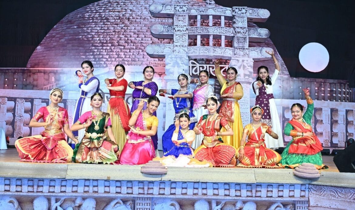 विरासत महोत्सव: शिंजिनी कुलकर्णी की कथक प्रस्तुति और जौनसारी लोक नृत्य का अद्वितीय संगम-Newsnetra 8 img 20241021 wa00578681704008332038197