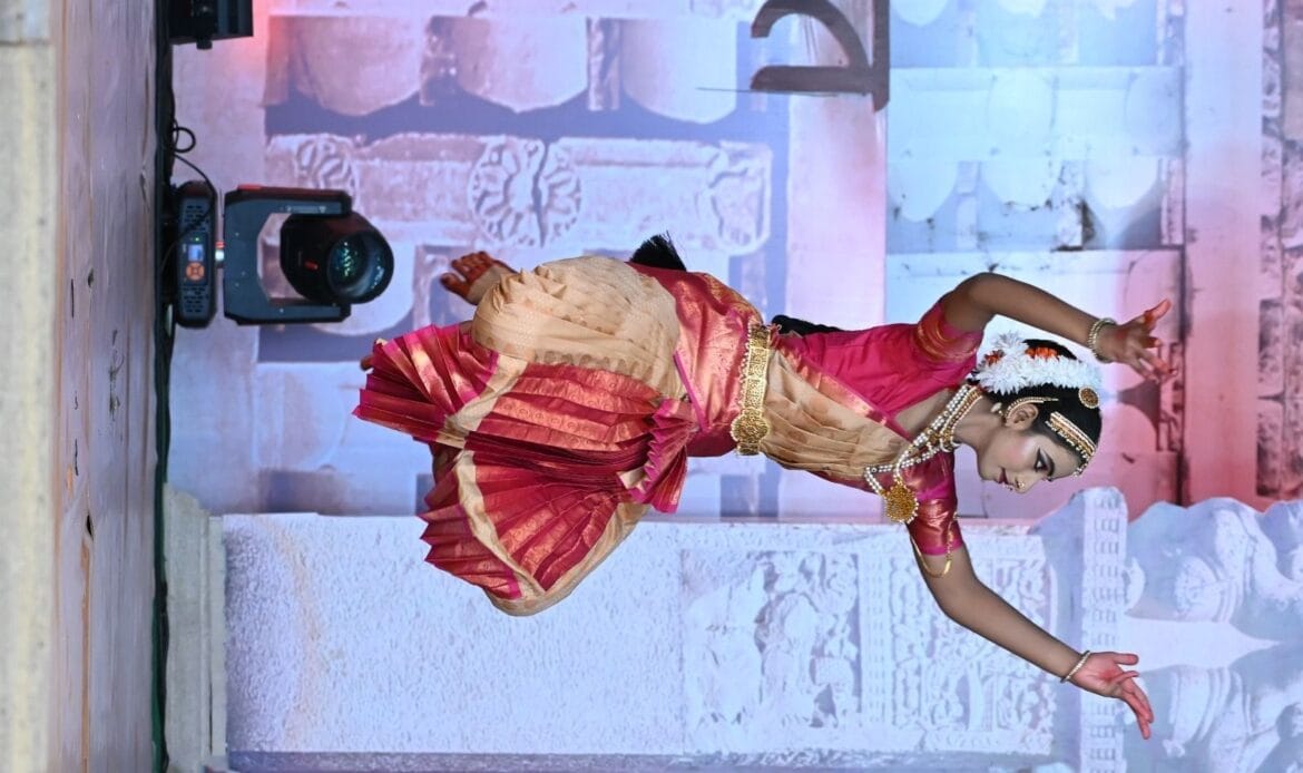 विरासत महोत्सव: शिंजिनी कुलकर्णी की कथक प्रस्तुति और जौनसारी लोक नृत्य का अद्वितीय संगम-Newsnetra 10 img 20241021 wa00582656356300763356242
