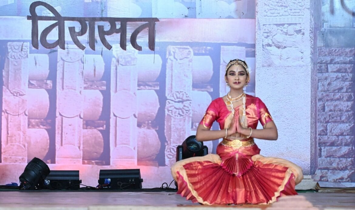 विरासत महोत्सव: शिंजिनी कुलकर्णी की कथक प्रस्तुति और जौनसारी लोक नृत्य का अद्वितीय संगम-Newsnetra 6 img 20241021 wa00606984508182340576969