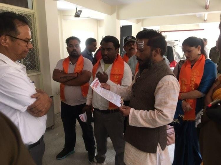 मंगलवार को भैरव सेना संगठन से जुड़े दर्जनों कार्यकर्ता संगठन के गढ़वाल संभाग अध्यक्ष गणेश जोशी के नेतृत्व में सर्वे चौक स्थित रोजगार चौराहे पर एकत्रित हुए-Newsnetra 5 img 20241022 wa00271729283434378000378