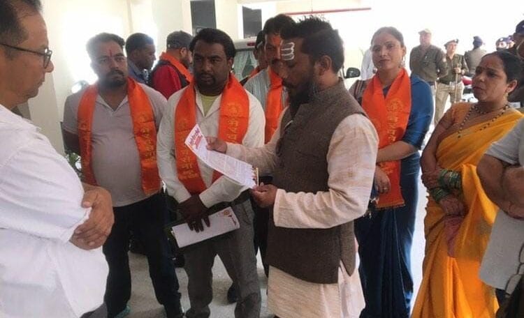 मंगलवार को भैरव सेना संगठन से जुड़े दर्जनों कार्यकर्ता संगठन के गढ़वाल संभाग अध्यक्ष गणेश जोशी के नेतृत्व में सर्वे चौक स्थित रोजगार चौराहे पर एकत्रित हुए-Newsnetra 8 img 20241022 wa00286786567966561950566