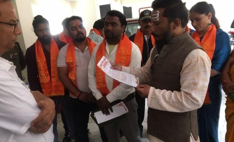 मंगलवार को भैरव सेना संगठन से जुड़े दर्जनों कार्यकर्ता संगठन के गढ़वाल संभाग अध्यक्ष गणेश जोशी के नेतृत्व में सर्वे चौक स्थित रोजगार चौराहे पर एकत्रित हुए-Newsnetra 7 img 20241022 wa00293824637270455031710