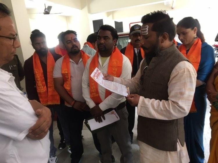 मंगलवार को भैरव सेना संगठन से जुड़े दर्जनों कार्यकर्ता संगठन के गढ़वाल संभाग अध्यक्ष गणेश जोशी के नेतृत्व में सर्वे चौक स्थित रोजगार चौराहे पर एकत्रित हुए-Newsnetra 4 img 20241022 wa00298831063450307127790
