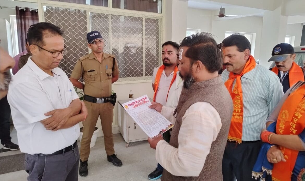 मंगलवार को भैरव सेना संगठन से जुड़े दर्जनों कार्यकर्ता संगठन के गढ़वाल संभाग अध्यक्ष गणेश जोशी के नेतृत्व में सर्वे चौक स्थित रोजगार चौराहे पर एकत्रित हुए-Newsnetra 6 img 20241022 wa00307284710721890723667