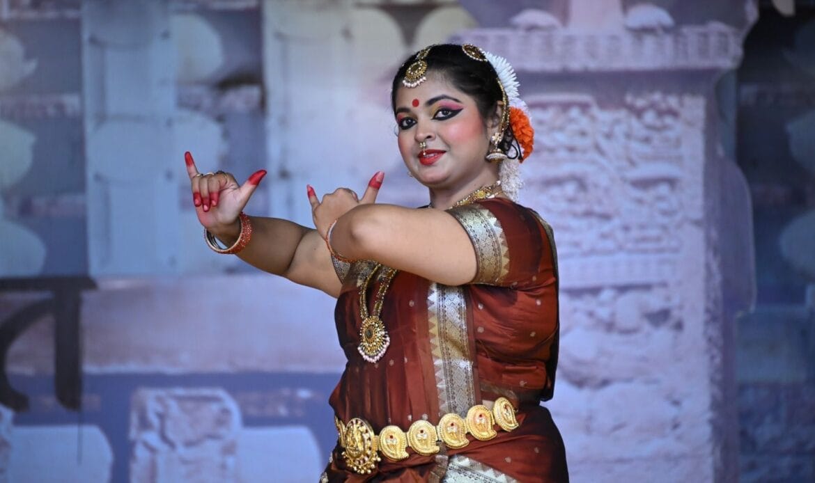 प्रतिभा सिंह बघेल की मन मोहिनी गजल, के.एल.पांडे का गीत और राग से रिश्ता और संस्कृति व प्रकृति बहनों के संगीत सुरों ने विरासत महफिल को किया रोशन-Newsnetra 24 img 20241023 wa00034246256611661752391