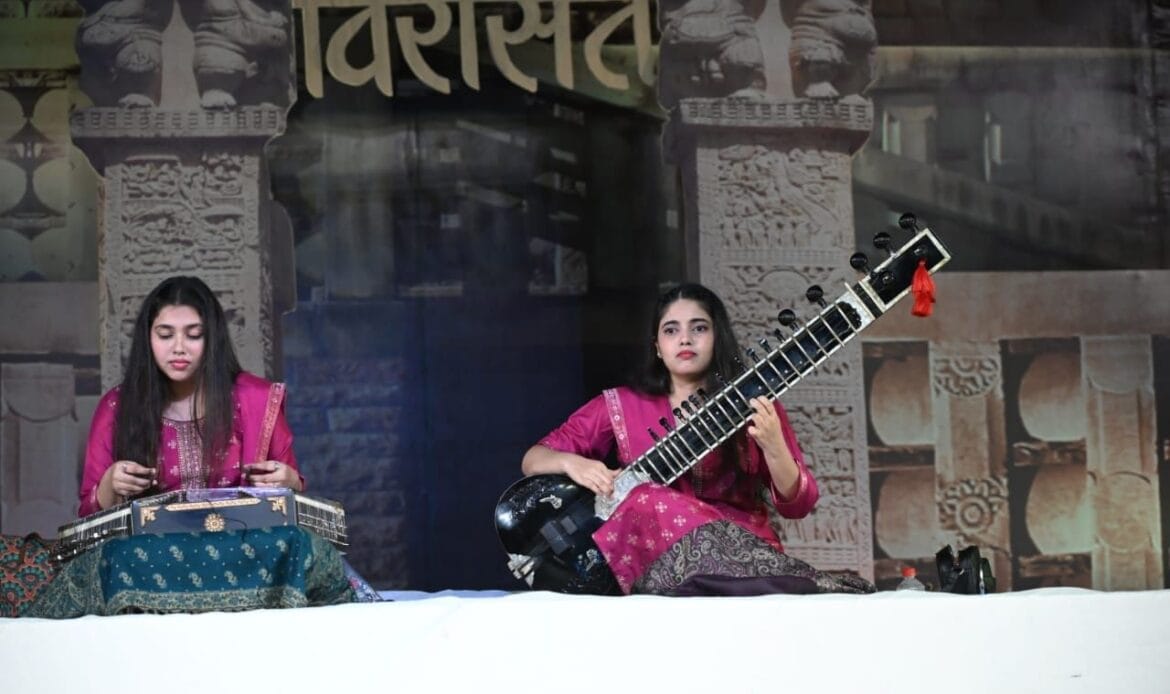 प्रतिभा सिंह बघेल की मन मोहिनी गजल, के.एल.पांडे का गीत और राग से रिश्ता और संस्कृति व प्रकृति बहनों के संगीत सुरों ने विरासत महफिल को किया रोशन-Newsnetra 8 img 20241023 wa00113891079682625870779