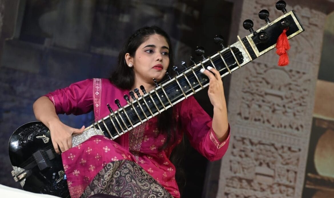 प्रतिभा सिंह बघेल की मन मोहिनी गजल, के.एल.पांडे का गीत और राग से रिश्ता और संस्कृति व प्रकृति बहनों के संगीत सुरों ने विरासत महफिल को किया रोशन-Newsnetra 11 img 20241023 wa00136904854781534210679
