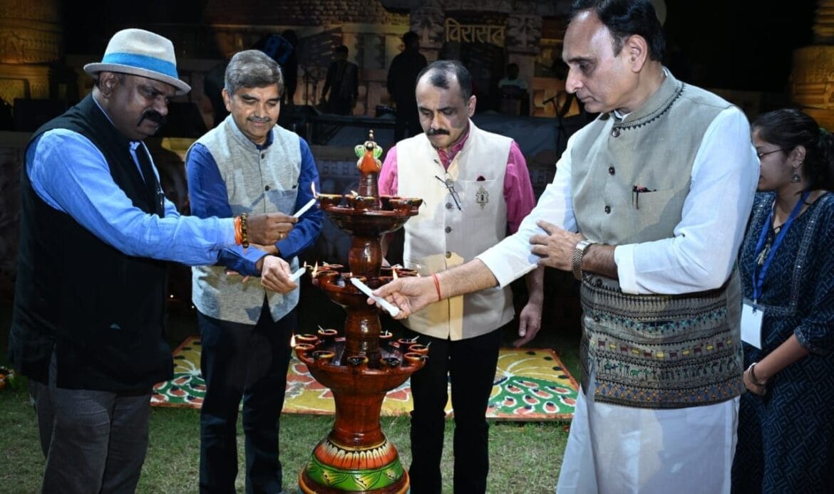 प्रतिभा सिंह बघेल की मन मोहिनी गजल, के.एल.पांडे का गीत और राग से रिश्ता और संस्कृति व प्रकृति बहनों के संगीत सुरों ने विरासत महफिल को किया रोशन-Newsnetra 4 img 20241023 wa00158085488756138739273