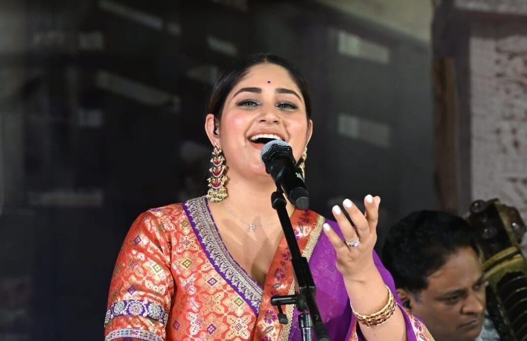 प्रतिभा सिंह बघेल की मन मोहिनी गजल, के.एल.पांडे का गीत और राग से रिश्ता और संस्कृति व प्रकृति बहनों के संगीत सुरों ने विरासत महफिल को किया रोशन-Newsnetra 16 img 20241023 wa00173951051288469719128