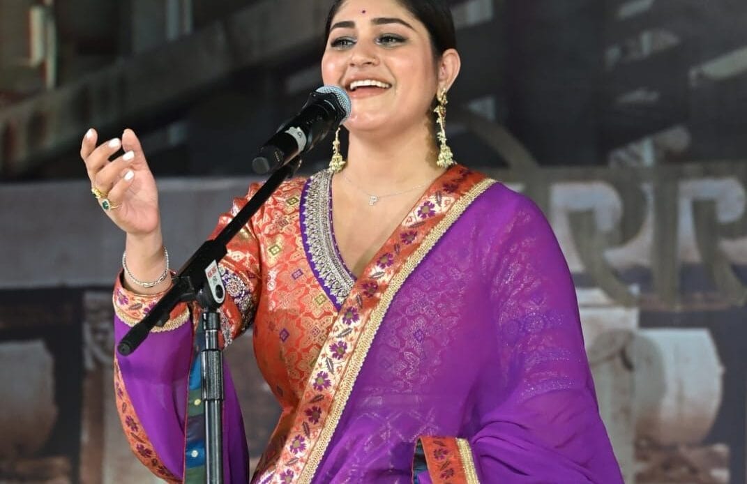 प्रतिभा सिंह बघेल की मन मोहिनी गजल, के.एल.पांडे का गीत और राग से रिश्ता और संस्कृति व प्रकृति बहनों के संगीत सुरों ने विरासत महफिल को किया रोशन-Newsnetra 15 img 20241023 wa00197722907047461680503