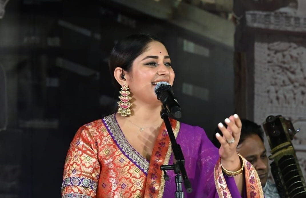 प्रतिभा सिंह बघेल की मन मोहिनी गजल, के.एल.पांडे का गीत और राग से रिश्ता और संस्कृति व प्रकृति बहनों के संगीत सुरों ने विरासत महफिल को किया रोशन-Newsnetra 13 img 20241023 wa00211796117076450597163