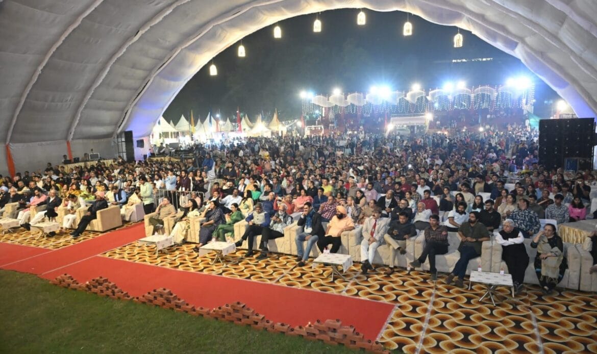 प्रतिभा सिंह बघेल की मन मोहिनी गजल, के.एल.पांडे का गीत और राग से रिश्ता और संस्कृति व प्रकृति बहनों के संगीत सुरों ने विरासत महफिल को किया रोशन-Newsnetra 18 img 20241023 wa00234978627884999277691