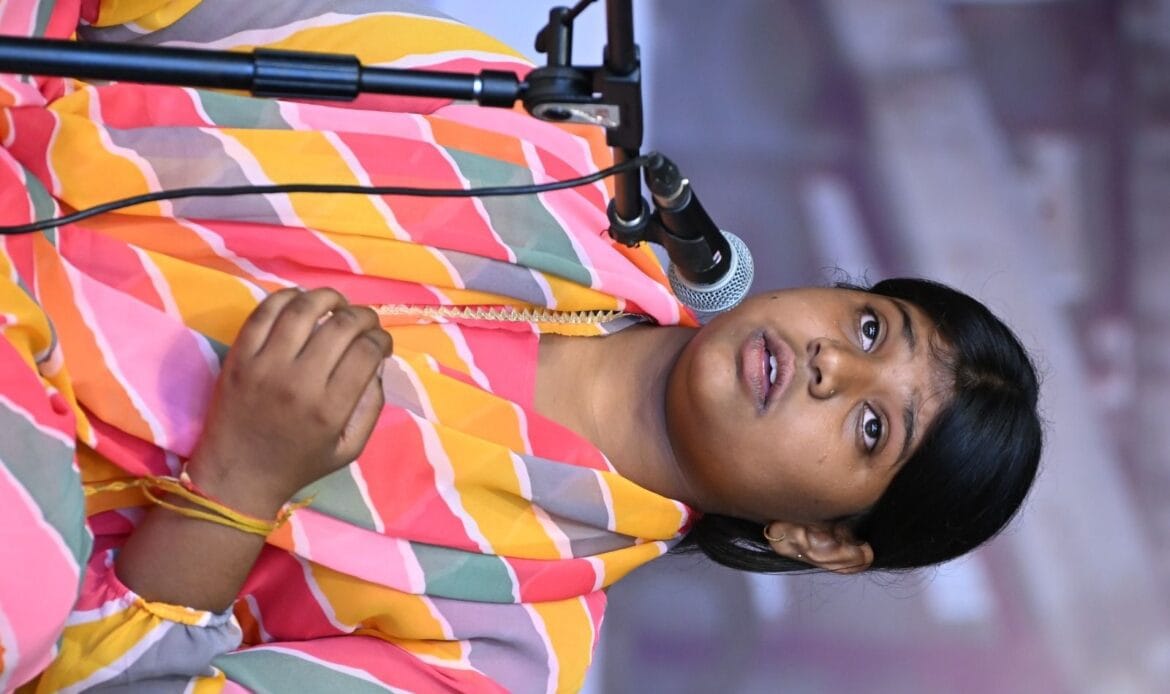विरासत महोत्सव 2024 का नौंवा दिन, यूनिवर्सल एकेडमी की नन्हीं बच्ची नंदिनी सिंह का सांस्कृतिक गायन बना सभी के दिलों को छू लेने वाला-Newsnetra 14 img 20241023 wa00467171395694294798942