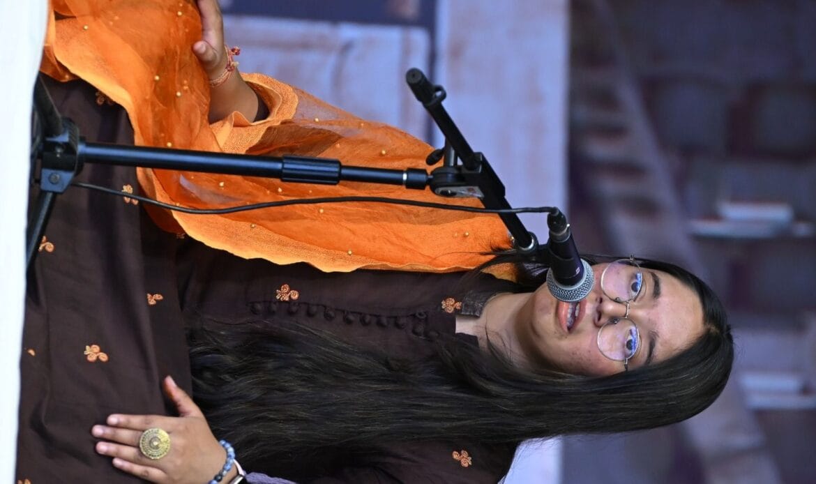 विरासत महोत्सव 2024 का नौंवा दिन, यूनिवर्सल एकेडमी की नन्हीं बच्ची नंदिनी सिंह का सांस्कृतिक गायन बना सभी के दिलों को छू लेने वाला-Newsnetra 16 img 20241023 wa00481489786915006537554