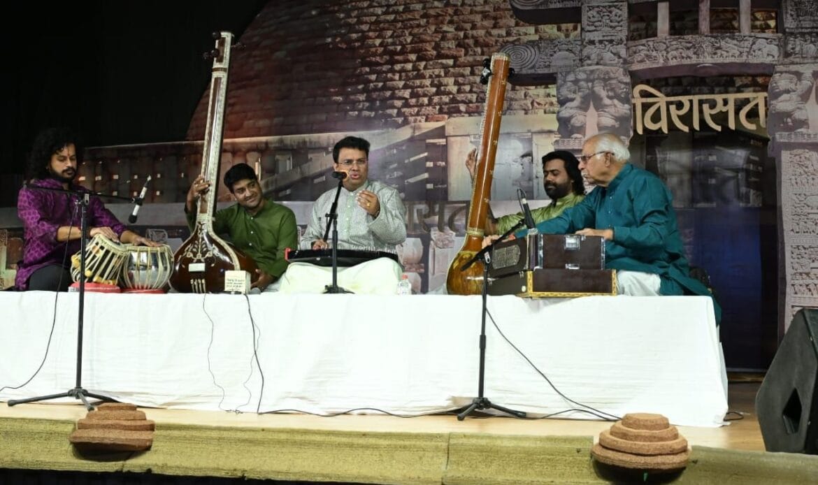 विरासत महोत्सव 2024 का नौंवा दिन, यूनिवर्सल एकेडमी की नन्हीं बच्ची नंदिनी सिंह का सांस्कृतिक गायन बना सभी के दिलों को छू लेने वाला-Newsnetra 9 img 20241023 wa0063979219233599617165