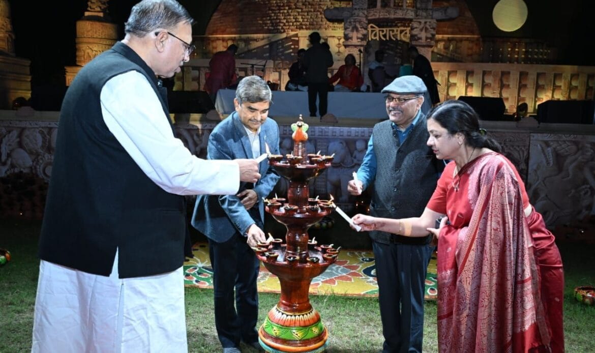 विरासत महोत्सव 2024 का नौंवा दिन, यूनिवर्सल एकेडमी की नन्हीं बच्ची नंदिनी सिंह का सांस्कृतिक गायन बना सभी के दिलों को छू लेने वाला-Newsnetra 4 img 20241023 wa00663701006028141818851