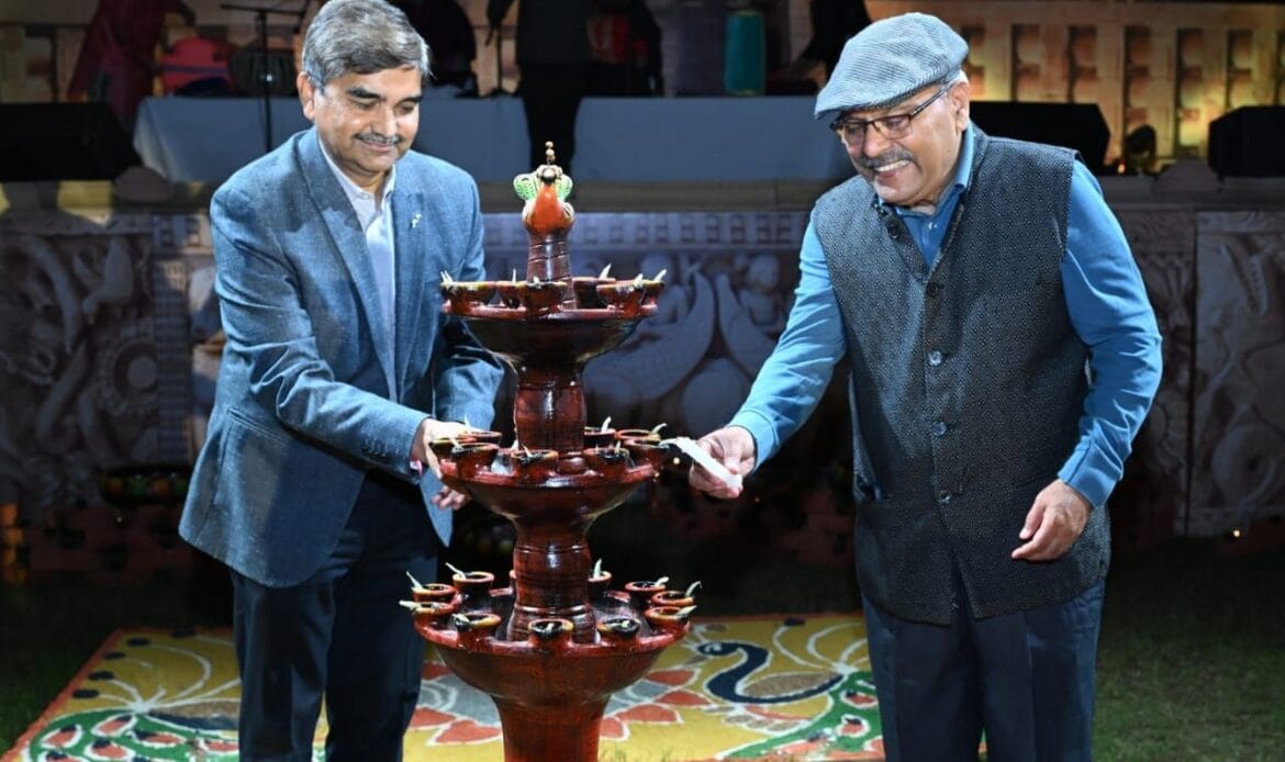 विरासत महोत्सव 2024 का नौंवा दिन, यूनिवर्सल एकेडमी की नन्हीं बच्ची नंदिनी सिंह का सांस्कृतिक गायन बना सभी के दिलों को छू लेने वाला-Newsnetra 5 img 20241023 wa00685431955292447256594